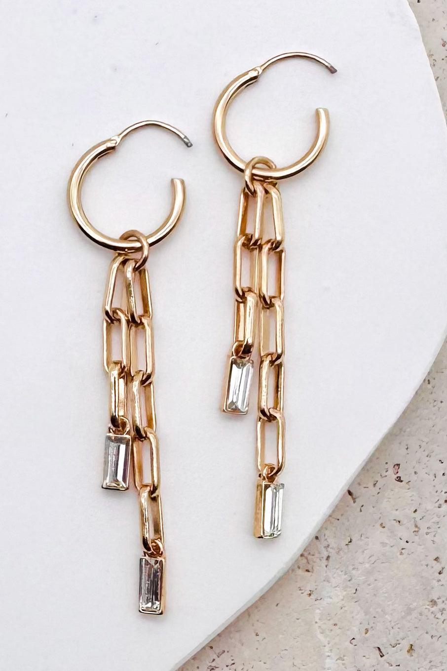 Paperclip Chain Dangle Design: Features double-strand paperclip link chains dangling in asymmetrical lengths for fluid movement.