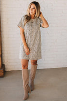 BLONDE WOMAN WEARING A ROUND NECK HALF SLEEVE DENIM SHIFT MINI DRESS WITH ZIPPER BACK.