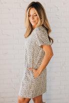 BLONDE WOMAN WEARING A ROUND NECK HALF SLEEVE DENIM SHIFT MINI DRESS WITH ZIPPER BACK.