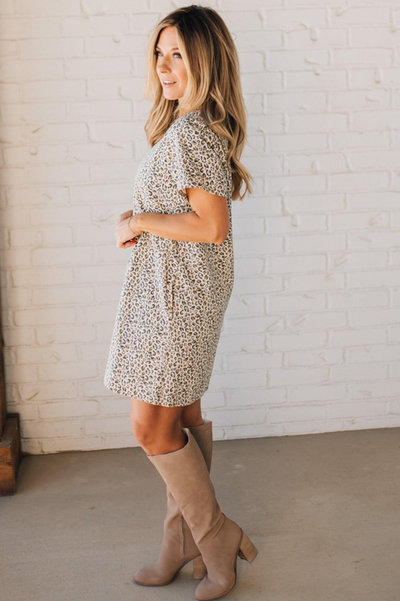 BLONDE WOMAN WEARING A ROUND NECK HALF SLEEVE DENIM SHIFT MINI DRESS WITH ZIPPER BACK.