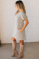 BLONDE WOMAN WEARING A ROUND NECK HALF SLEEVE DENIM SHIFT MINI DRESS WITH ZIPPER BACK.