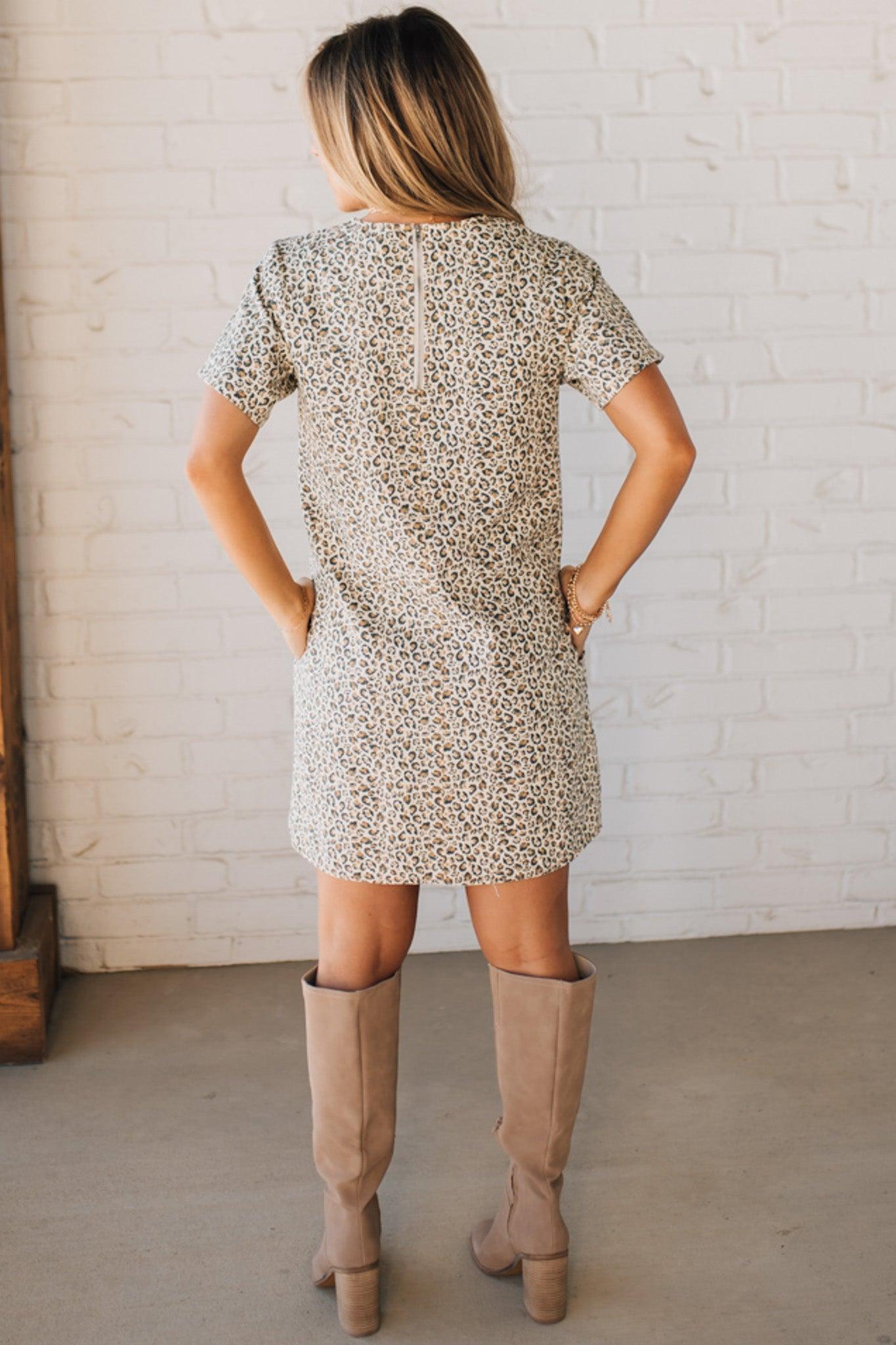 BLONDE WOMAN WEARING A ROUND NECK HALF SLEEVE DENIM SHIFT MINI DRESS WITH ZIPPER BACK.