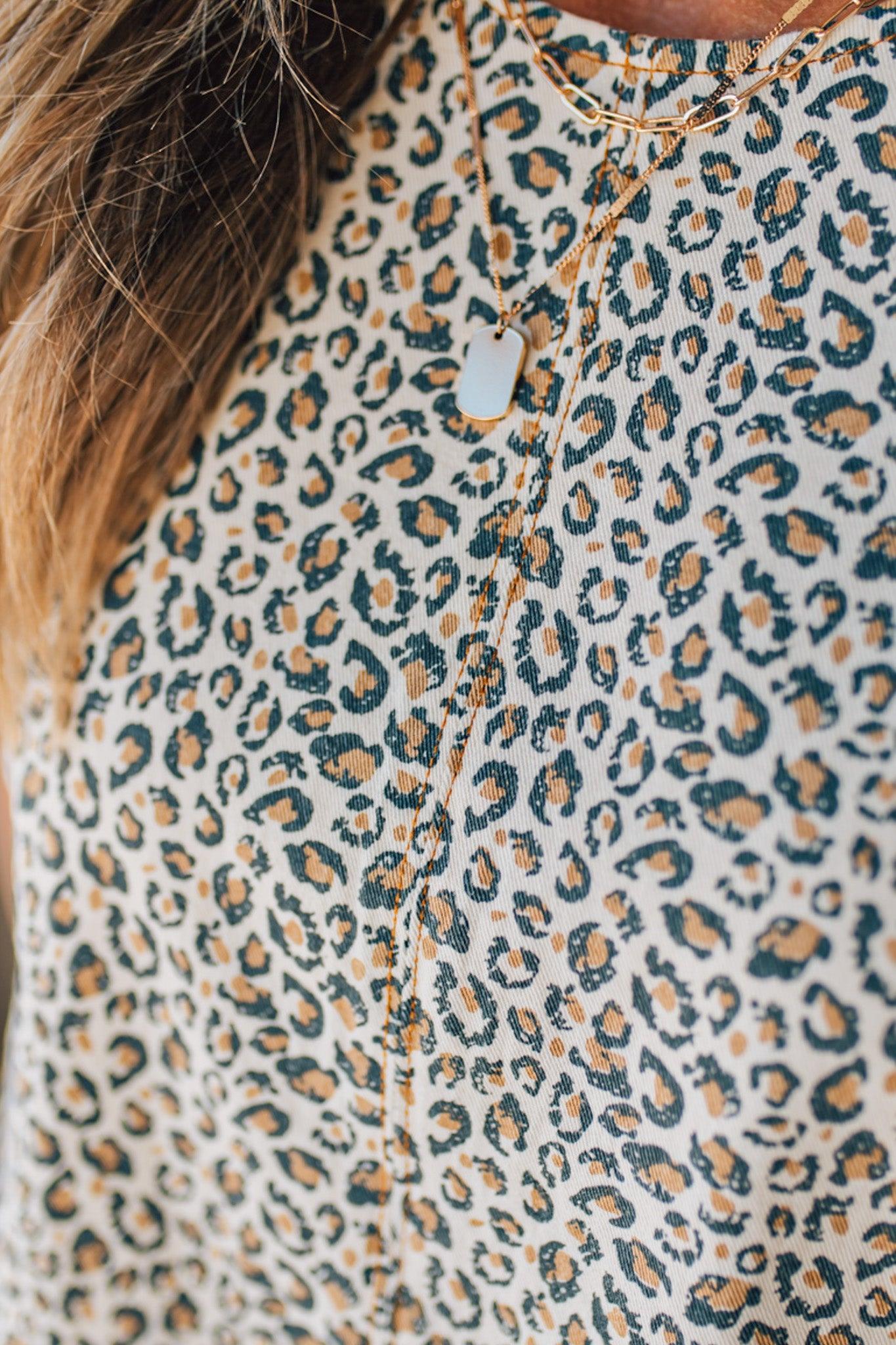 BLONDE WOMAN WEARING A ROUND NECK HALF SLEEVE DENIM SHIFT MINI DRESS WITH ZIPPER BACK.