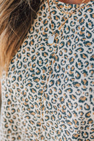 BLONDE WOMAN WEARING A ROUND NECK HALF SLEEVE DENIM SHIFT MINI DRESS WITH ZIPPER BACK.