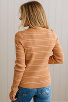 BLONDE WOMAN IN A STUDIO WEARING JEANS AND A BIG BELT WITH A CAMEL RIBBED, LONG SLEEVE, CREW NECK, SUPER STRETCHY BASIC STRIPED INNER SWEATER.