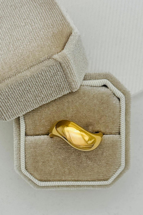 Trendy gold ring in a chunky wave design